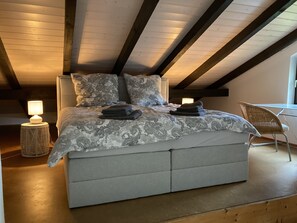 2 bedrooms, travel crib, free WiFi, bed sheets - Spacious vacation apartment on Lake Starnberg (Münsing)