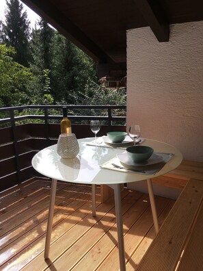 Outdoor dining - Spacious vacation apartment on Lake Starnberg (Münsing)