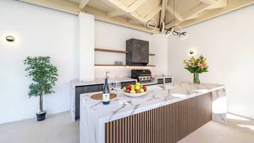 Jääkaappi, mikroaaltouuni, uuni, astianpesukone