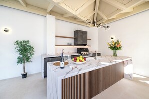 Fridge, microwave, oven, dishwasher - FAMILY FRIENDLY RENTAL IN LUXURY AREA WITH BBQ & PRIVATE HEATED SWIMMING POOL (Benalmádena)