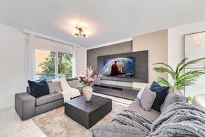 TV - FAMILY FRIENDLY RENTAL IN LUXURY AREA WITH BBQ & PRIVATE HEATED SWIMMING POOL (Benalmádena)