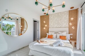 5 bedrooms, iron/ironing board, internet, bed sheets