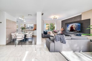 Interior - FAMILY FRIENDLY RENTAL IN LUXURY AREA WITH BBQ & PRIVATE HEATED SWIMMING POOL (Benalmádena)