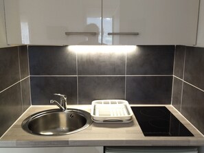 Réfrigérateur, micro-ondes, four, chaise haute