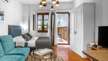 Studio with terrace | Área de sala de estar | Televisión LED