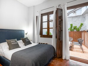 Laptop workspace, free WiFi, bed sheets - Limehome Granada Calle Sta. Ana (Granada)