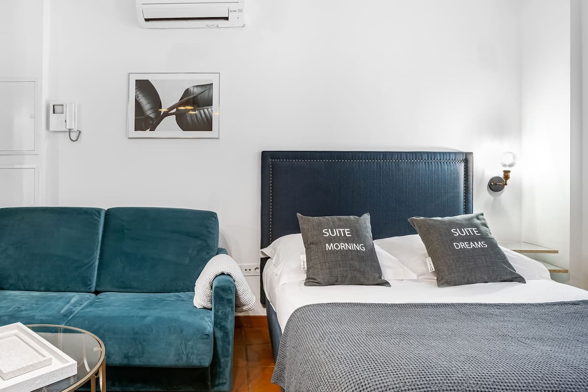 Studio with terrace | พื้นที่ทำงานแบบใช้แล็ปท็อป, Wi-Fi ฟรี, ผ้าปูที่นอน