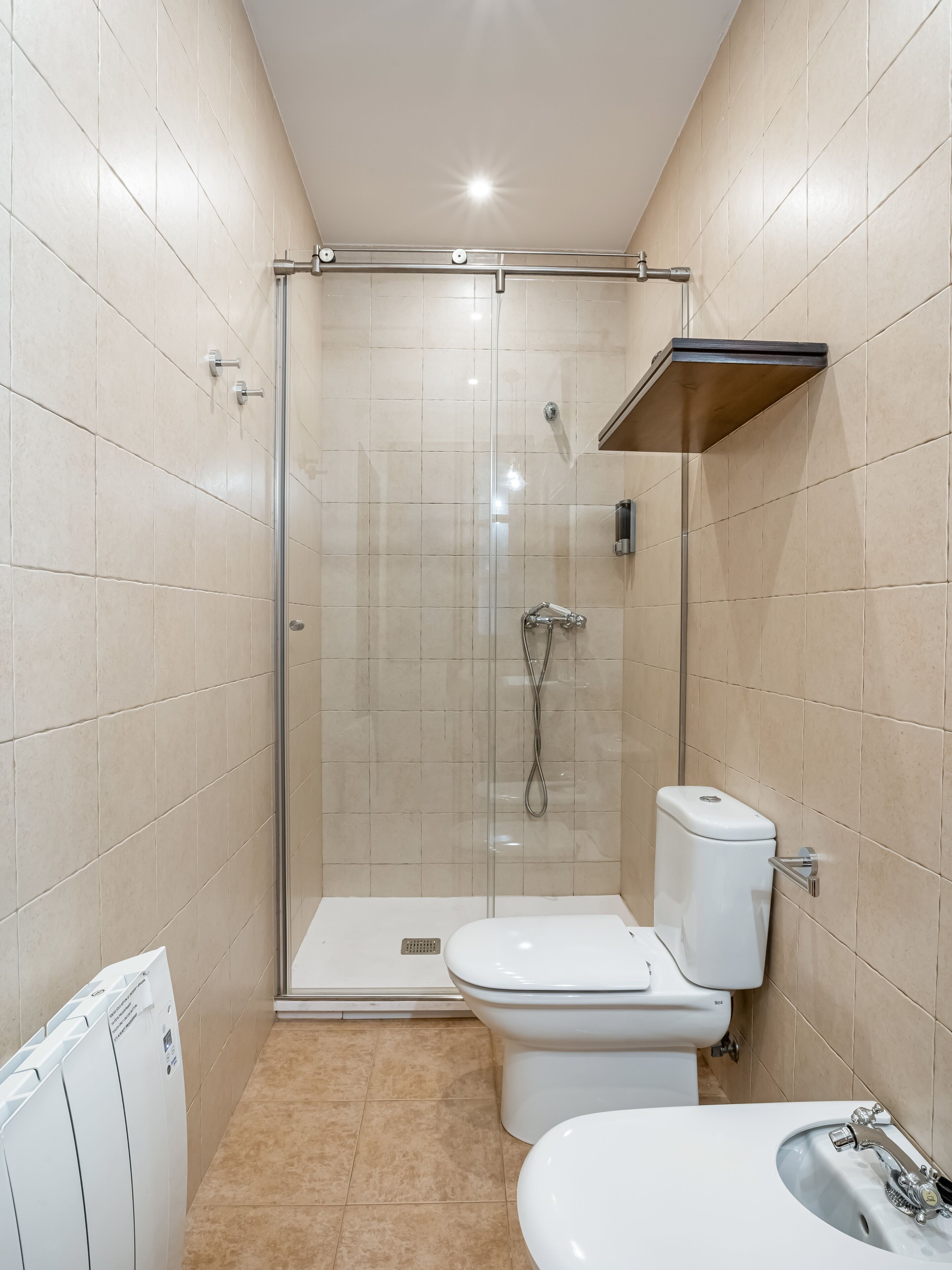 Ein modernes Badezimmer mit einer Duschkabine, einer Toilette und einem Waschbecken.