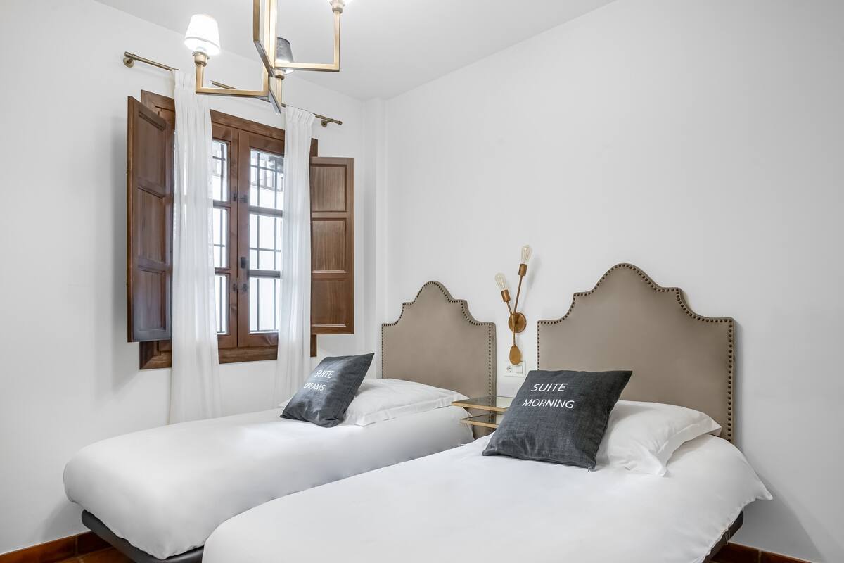 Two-Bedroom Apartment | พื้นที่ทำงานแบบใช้แล็ปท็อป, Wi-Fi ฟรี, ผ้าปูที่นอน