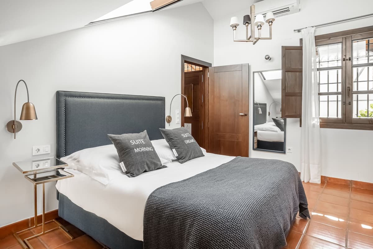One-bedroom Apartment | พื้นที่ทำงานแบบใช้แล็ปท็อป, Wi-Fi ฟรี, ผ้าปูที่นอน
