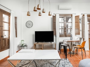 One-bedroom Apartment | Zona de estar | Una televisión LED