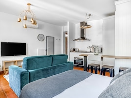 Espacio para trabajar con laptop, wifi gratis y ropa de cama 