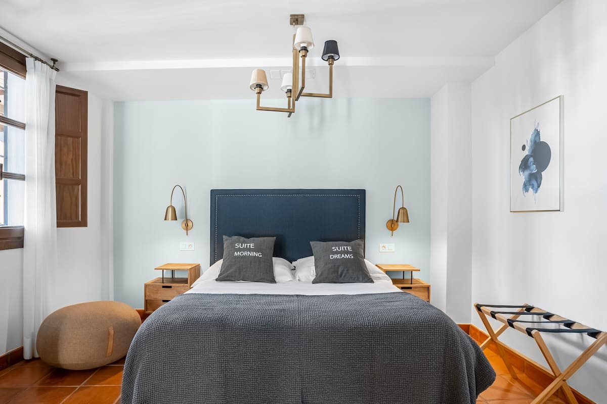 Two-Bedroom Apartment with rooftop terrace | พื้นที่ทำงานแบบใช้แล็ปท็อป, Wi-Fi ฟรี, ผ้าปูที่นอน