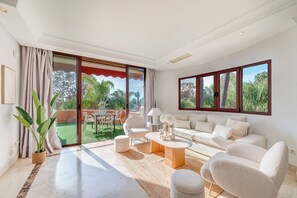 TV - La Alzambra Duplex Penthouse (Nueva Andalucia)