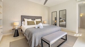 4 bedrooms, iron/ironing board, Internet, bed sheets - ELEGANT VILLA FOR GOLFERS: OUTDOOR BBQ, POOL AND SOLARIUM, PLUS HOME CINEMA ROOM (San Pedro de Alcántara)