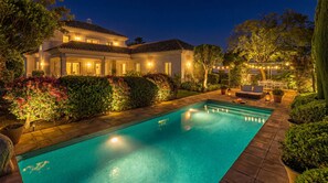 Pool - ELEGANT VILLA FOR GOLFERS: OUTDOOR BBQ, POOL AND SOLARIUM, PLUS HOME CINEMA ROOM (San Pedro de Alcántara)