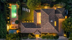 Exterior - ELEGANT VILLA FOR GOLFERS: OUTDOOR BBQ, POOL AND SOLARIUM, PLUS HOME CINEMA ROOM (San Pedro de Alcántara)