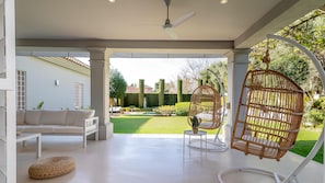 Terrace/patio - ELEGANT VILLA FOR GOLFERS: OUTDOOR BBQ, POOL AND SOLARIUM, PLUS HOME CINEMA ROOM (San Pedro de Alcántara)