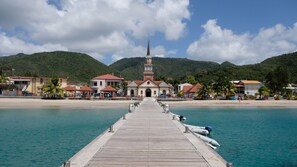 靠近海滩、沙滩椅、沙滩毛巾