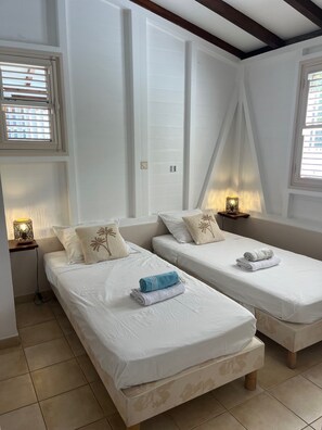 5 chambres, bureau, fer et planche à repasser, lit de bébé portatif