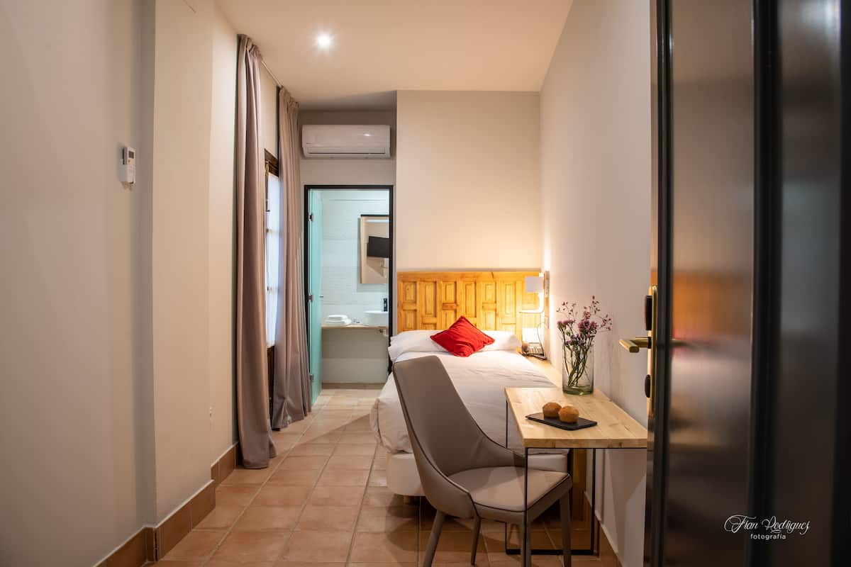 Superior Single Room | 1 bedroom, individually decorated, desk, laptop workspace