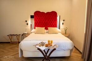 Individually decorated, desk, laptop workspace, soundproofing - Palacio de San Fernando (Utrera)