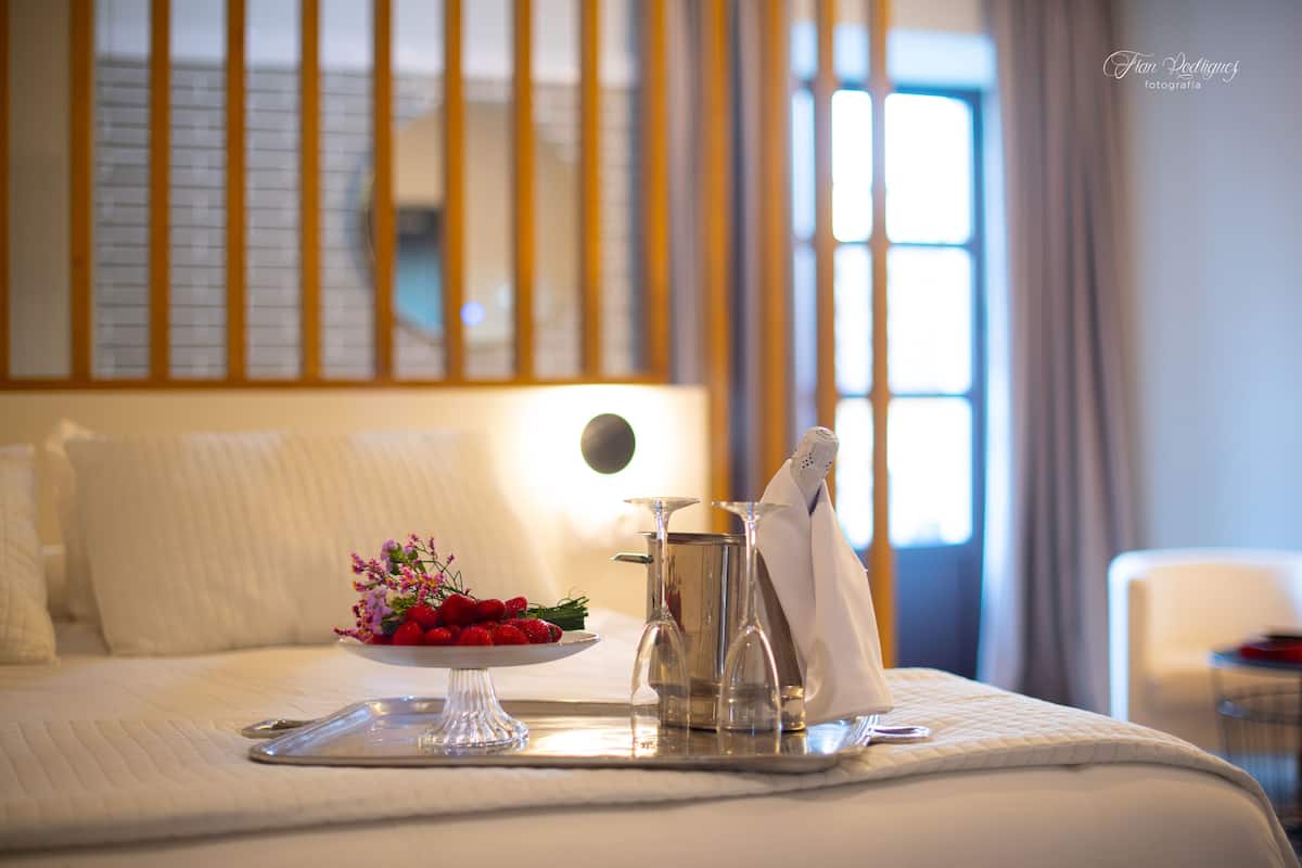 Junior Suite | 1 bedroom, individually decorated, desk, laptop workspace