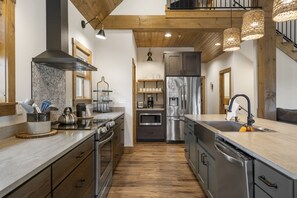 Fridge, microwave, oven, stovetop - Bluff Cabin #3 with 5 bedrooms & Hot Tub (Kimberling City)