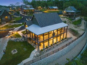 Exterior - Bluff Cabin #3 with 5 bedrooms & Hot Tub (Kimberling City)