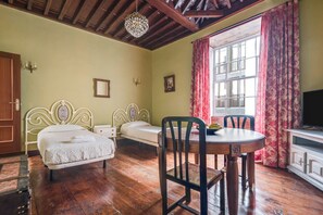 Dining - Building of old construction "La Vicaria" in a Superb Location in La Laguna with Terrace & WiFi (La Laguna)