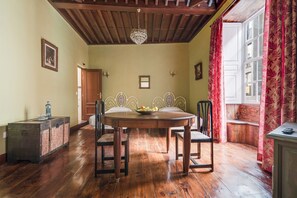 Dining - Building of old construction "La Vicaria" in a Superb Location in La Laguna with Terrace & WiFi (La Laguna)
