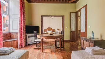 3 habitaciones, tabla de planchar con plancha y wifi gratis