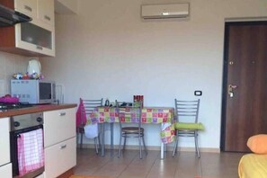 冰箱、微波炉、烤箱、炉灶