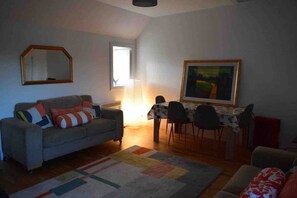 Småhus | Oppholdsrom | En 30-tommers TV med digitale kanaler samt peis