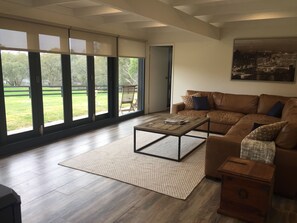 TV, peis, bøker og printere