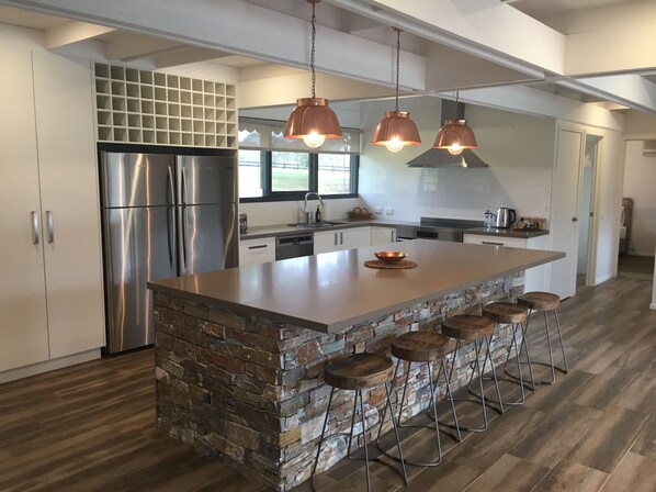 Een koelkast, een microgolfoven, een oven, een kookplaat