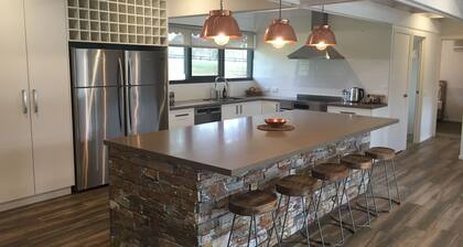 MacArthur Park - stunning, private 4 bedroom house with panoramic views