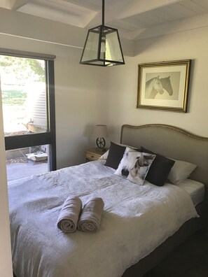 4 Schlafzimmer, Schreibtisch, Bügeleisen/Bügelbrett, Reisekinderbett