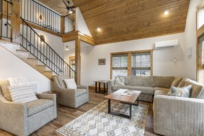 スマートテレビ、暖炉、卓球台