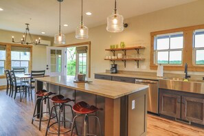 Fridge, microwave, oven, stovetop - Poolside Cabin #12 (3 bedroom, pickle ball, playground, perfect family stay!) (Kimberling City)