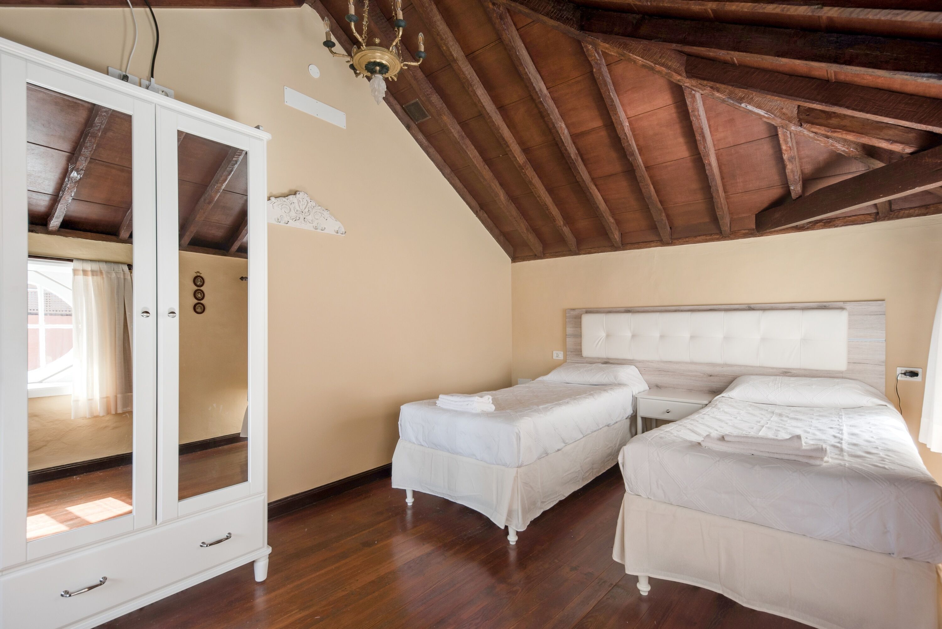 1 habitación, tabla de planchar con plancha, wifi gratis y ropa de cama 