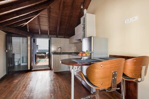 Frigorífico, microondas, placa de cocina y cafetera o tetera