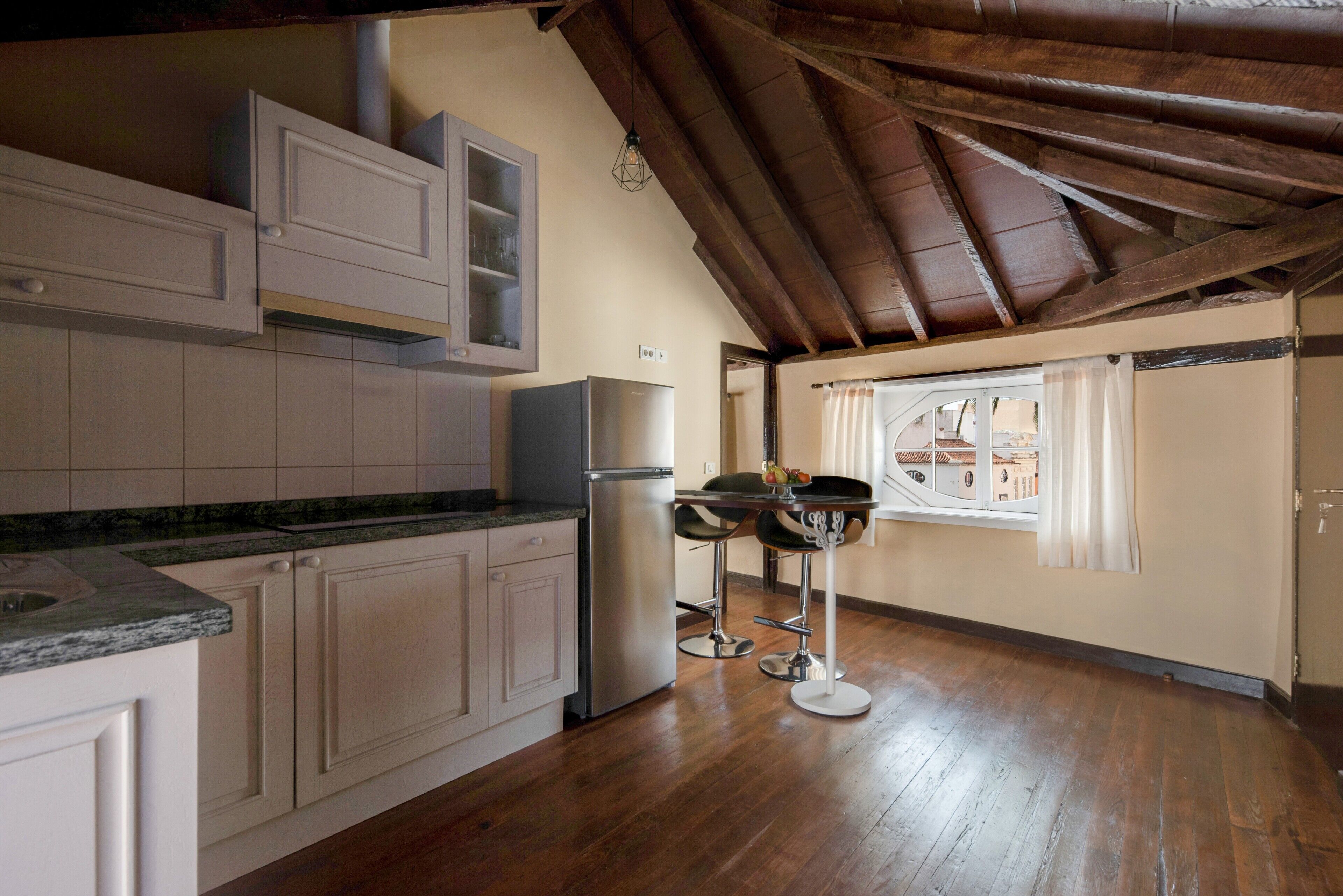 Refrigerador, microondas, parrilla de estufa y cafetera y tetera 