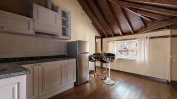 Refrigerador, microondas, parrilla de estufa y cafetera y tetera