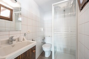 Een douche, een haardroger, handdoeken