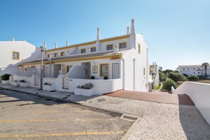 Exterior - Holiday Home 'Vila Rafaella' with Shared Pool, Wi-Fi and Air Conditioning (Albufeira)