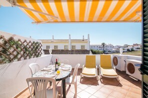 Outdoor dining - Holiday Home 'Vila Rafaella' with Shared Pool, Wi-Fi and Air Conditioning (Albufeira)