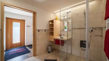 Regadera, secadora de cabello, toallas