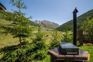 Property grounds - Apartment “Haus Fliri” in Etschtal Valley with Wi-Fi, Garden & Terrace (Graun im Vinschgau)