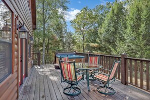 Outdoor dining - Doin' All Right, a handcrafted dog-friendly cabin on a large 2-acre lot just minutes from town! (Sevierville)